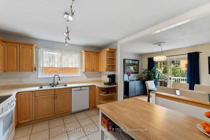 Photo 7 at 14 Lee Avenue, Bradford, Bradford West Gwillimbury