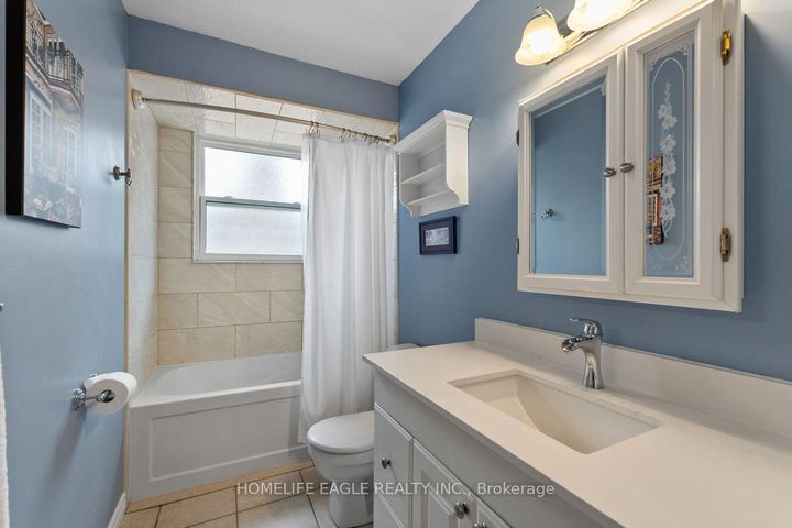 Photo 13 at 14 Lee Avenue, Bradford, Bradford West Gwillimbury