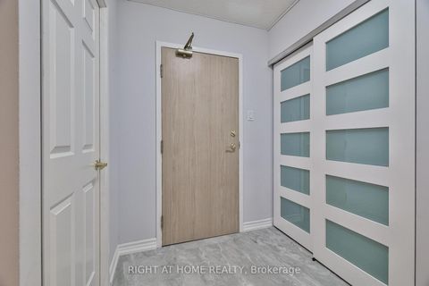 Photo 5 at 802 - 30 Harding Boulevard W, North Richvale, Richmond Hill