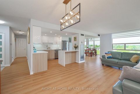 Photo 6 at 802 - 30 Harding Boulevard W, North Richvale, Richmond Hill