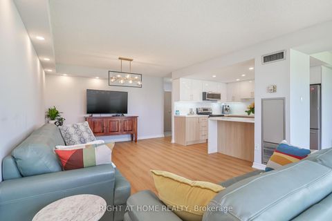 Photo 7 at 802 - 30 Harding Boulevard W, North Richvale, Richmond Hill