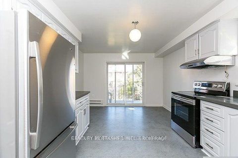 Photo 4 at 45 Edinborough Court, Smythe, Toronto