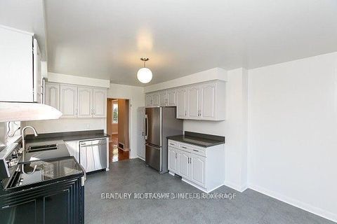 Photo 5 at 45 Edinborough Court, Smythe, Toronto