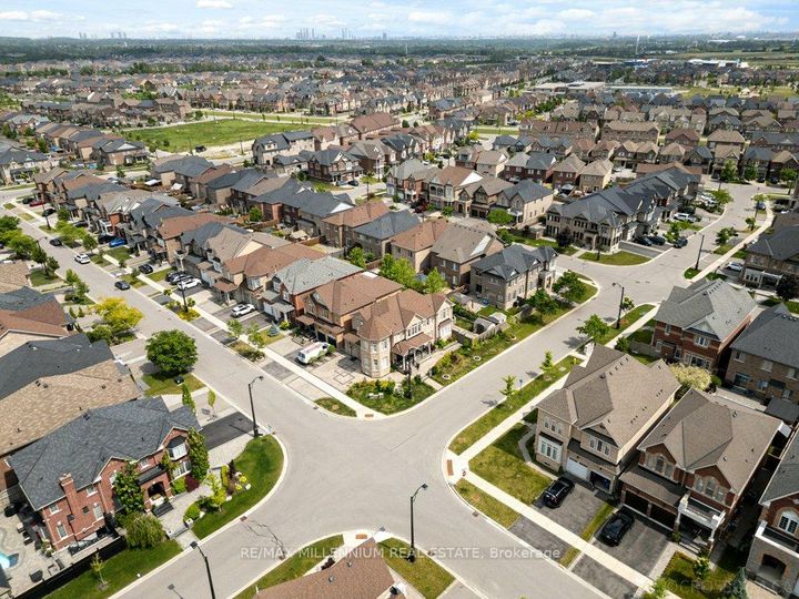 Photo 8 at 51 Kincardine Street, Kleinburg, Vaughan