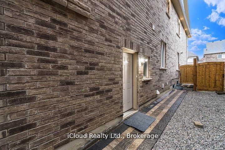 Photo 2 at 27 Tysonville Circle, Northwest Brampton, Brampton