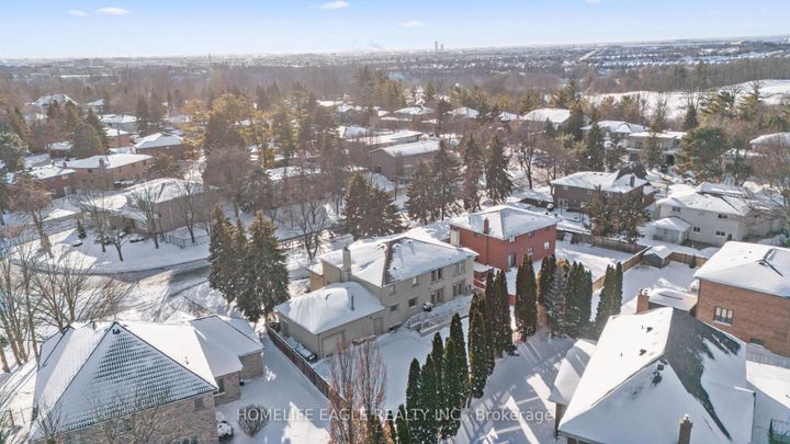 Photo 31 at 27 Dorwood Court, Islington Woods, Vaughan