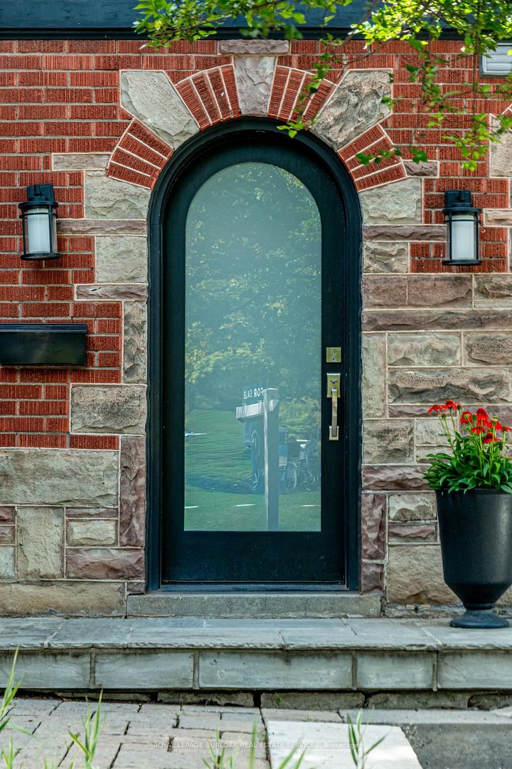 Photo 2 at 3 Oakwood Place, Westdale, Hamilton