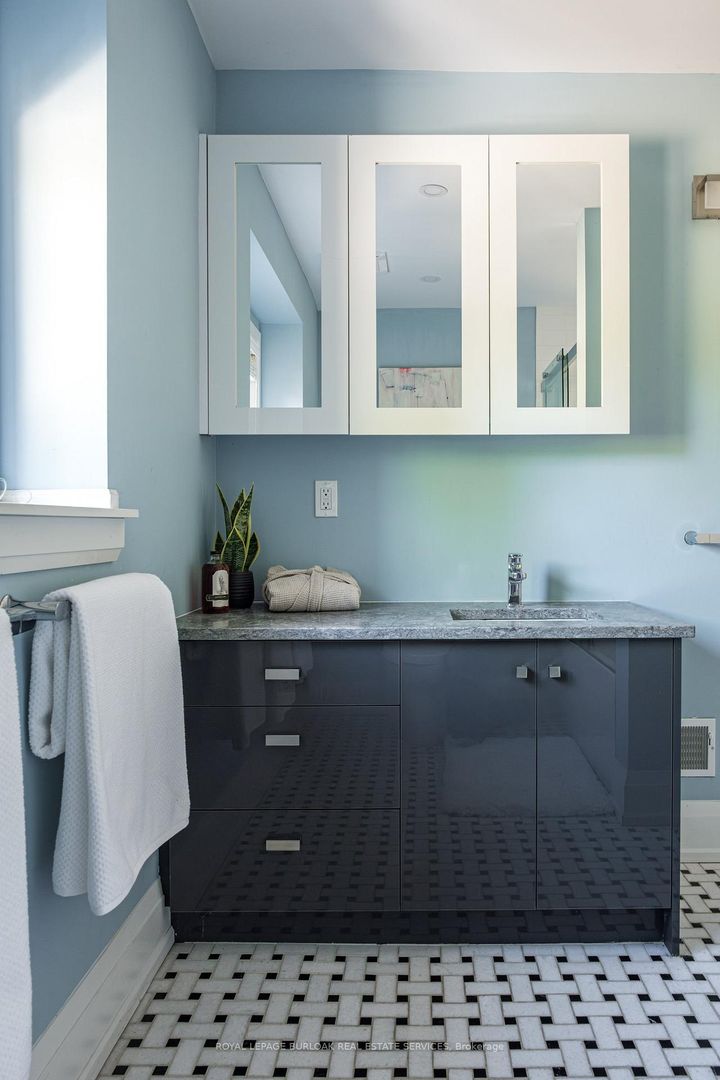 Photo 23 at 3 Oakwood Place, Westdale, Hamilton