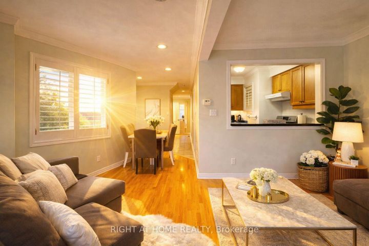 Photo 4 at 95 Giancola Crescent, Maple, Vaughan