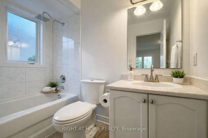 Photo 9 at 95 Giancola Crescent, Maple, Vaughan