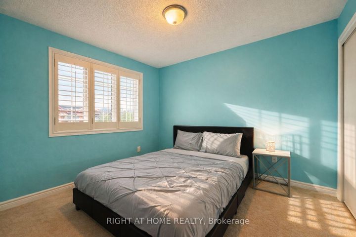 Photo 11 at 95 Giancola Crescent, Maple, Vaughan