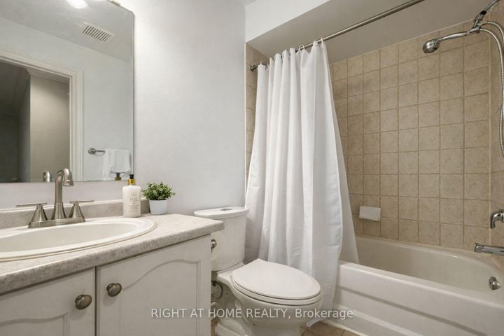 Photo 12 at 95 Giancola Crescent, Maple, Vaughan