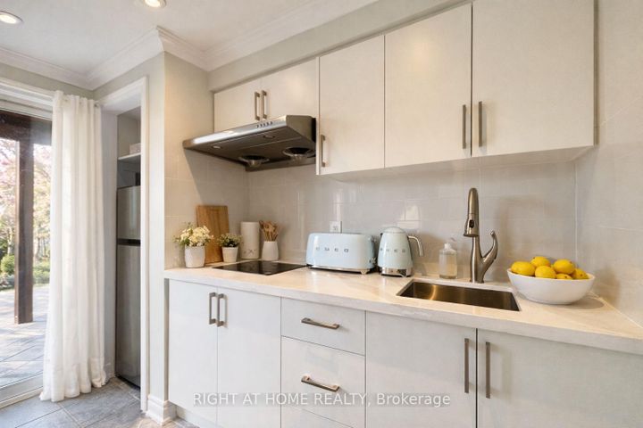 Photo 16 at 95 Giancola Crescent, Maple, Vaughan