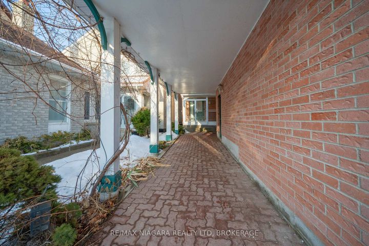 Photo 3 at 28 Rosemead Close, Unionville, Markham