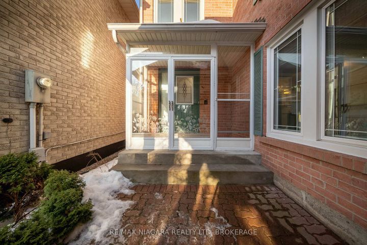 Photo 4 at 28 Rosemead Close, Unionville, Markham