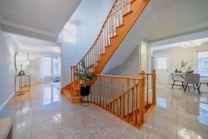 Photo 6 at 28 Rosemead Close, Unionville, Markham