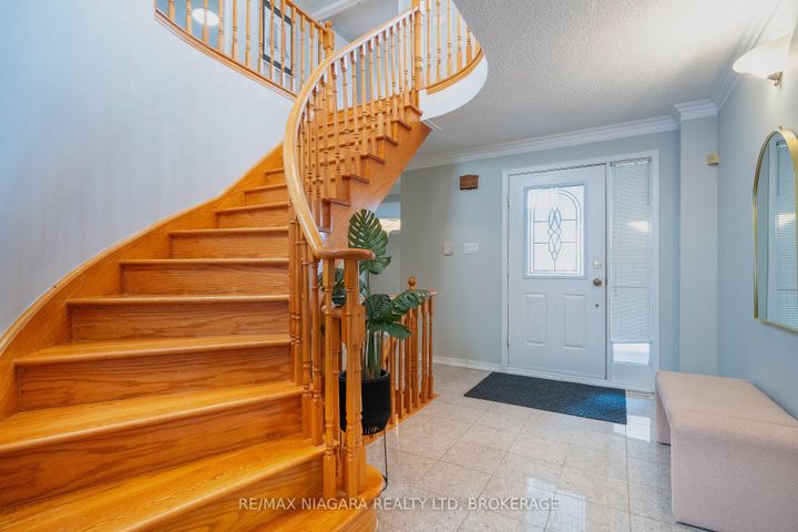 Photo 7 at 28 Rosemead Close, Unionville, Markham