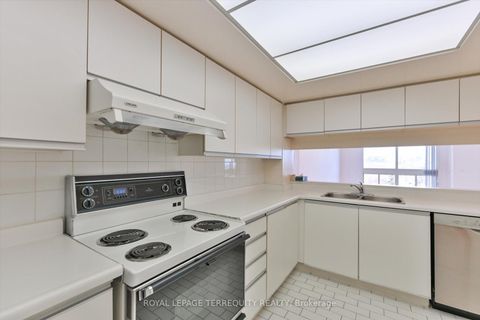 Photo 5 at 907 - 5 Kenneth Avenue, Willowdale East, Toronto