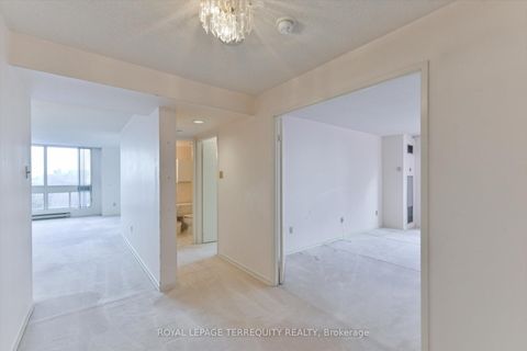 Photo 7 at 907 - 5 Kenneth Avenue, Willowdale East, Toronto