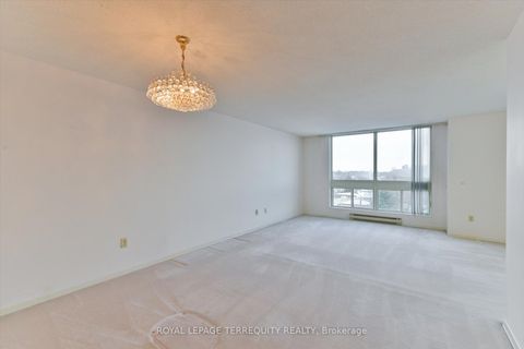 Photo 8 at 907 - 5 Kenneth Avenue, Willowdale East, Toronto