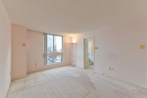 Photo 15 at 907 - 5 Kenneth Avenue, Willowdale East, Toronto