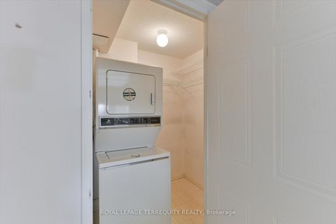 Photo 25 at 907 - 5 Kenneth Avenue, Willowdale East, Toronto