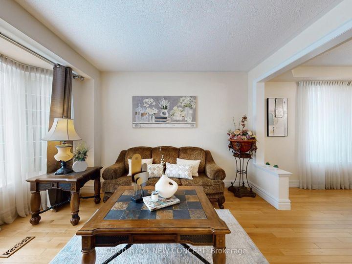 Photo 3 at 2208 Glengrove Crescent, WT West Oak Trails, Oakville