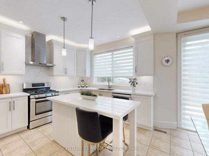 Photo 13 at 2208 Glengrove Crescent, WT West Oak Trails, Oakville