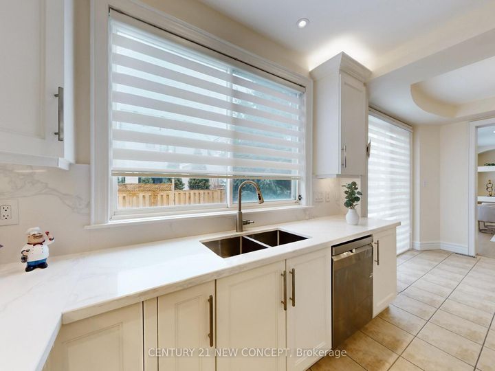 Photo 16 at 2208 Glengrove Crescent, WT West Oak Trails, Oakville