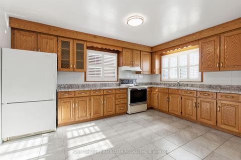 Photo 8 at 117 Harding Avenue, Amesbury, Toronto