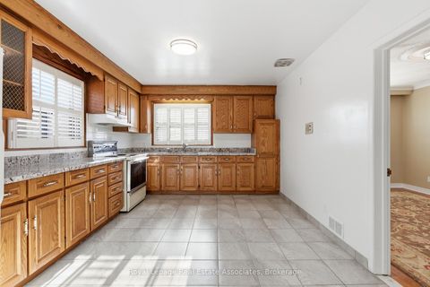 Photo 9 at 117 Harding Avenue, Amesbury, Toronto