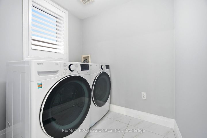 Photo 17 at 194 Fandango Drive, Credit Valley, Brampton