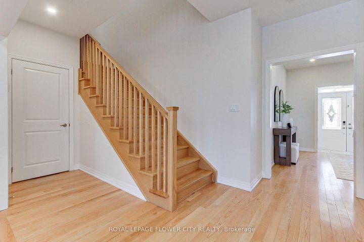 Photo 6 at 3362 Post Road E, GO Glenorchy, Oakville