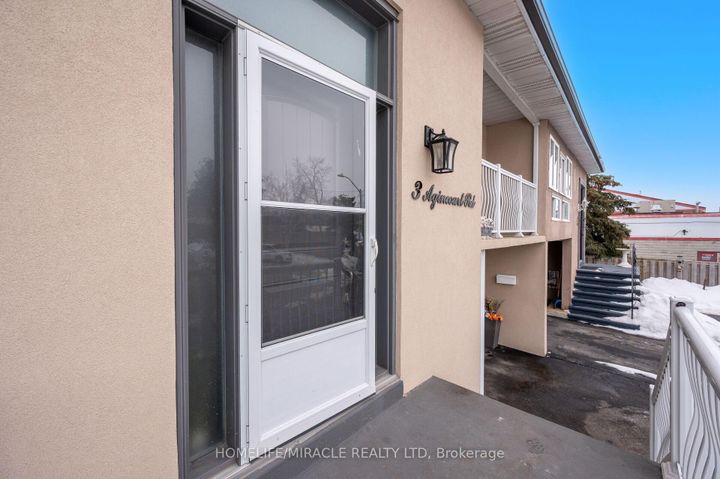 Photo 4 at 3 Agincourt Road, West Woodbridge, Vaughan