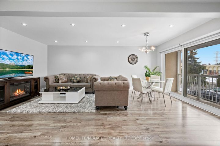 Photo 10 at 3 Agincourt Road, West Woodbridge, Vaughan