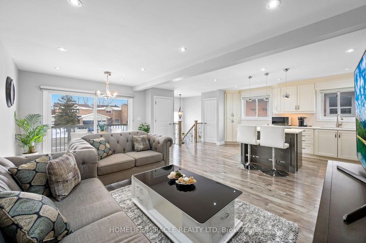 Photo 12 at 3 Agincourt Road, West Woodbridge, Vaughan