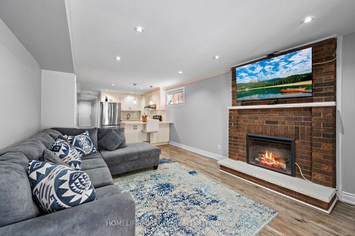 Photo 35 at 3 Agincourt Road, West Woodbridge, Vaughan