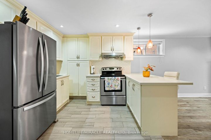 Photo 36 at 3 Agincourt Road, West Woodbridge, Vaughan