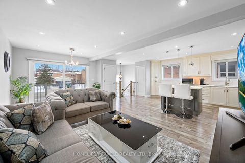 Photo 12 at 3 Agincourt Road, West Woodbridge, Vaughan