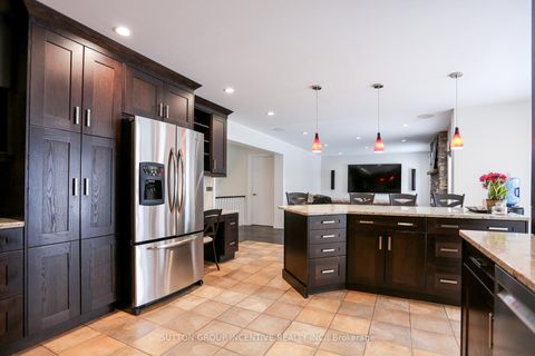 Photo 2 at 10 Gordon Court, West Bayfield, Barrie