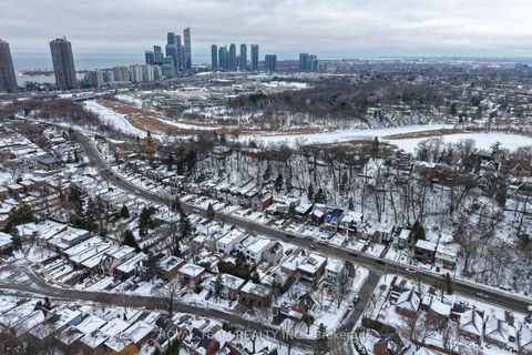 Photo 43 at 91 South Kingsway Way, Swansea, Toronto