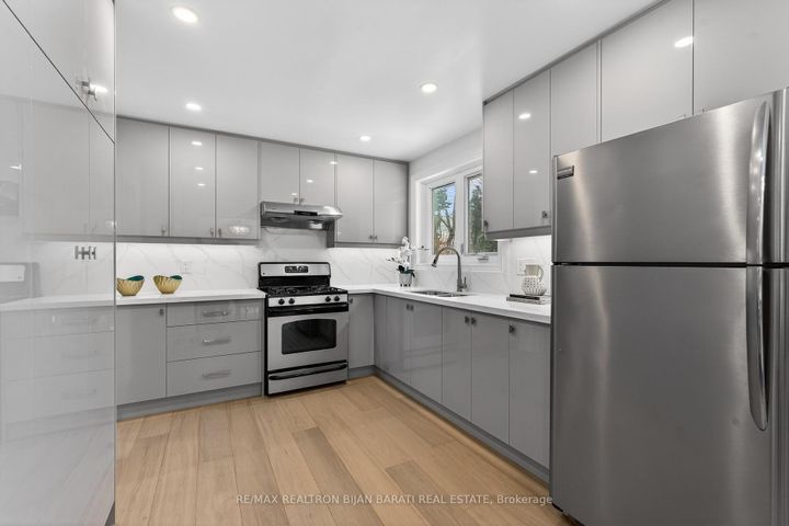 Photo 14 at 86 Heathview Avenue, Bayview Village, Toronto