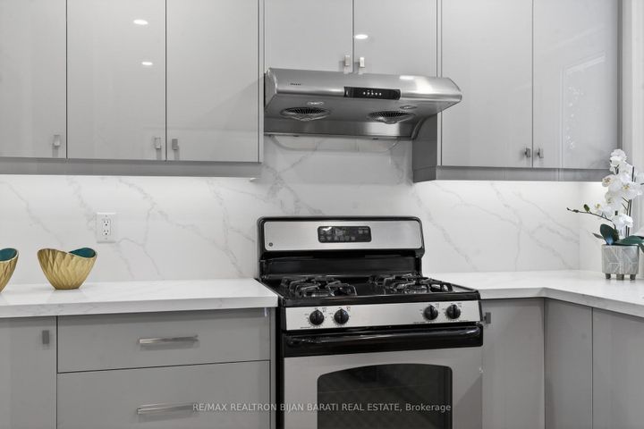 Photo 16 at 86 Heathview Avenue, Bayview Village, Toronto