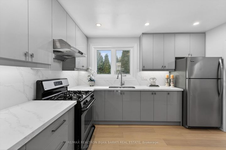 Photo 17 at 86 Heathview Avenue, Bayview Village, Toronto