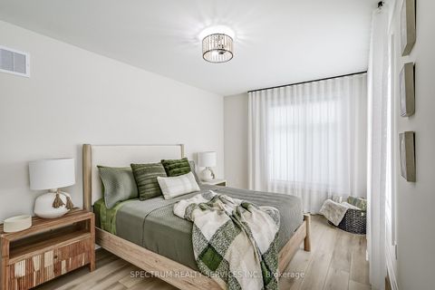 Photo 7 at 139 Adario Crescent, Vellore Village, Vaughan