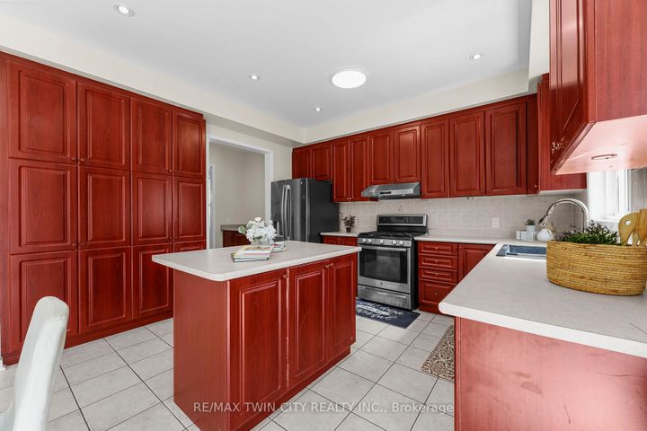 Photo 10 at 6 Canarygrass Drive, Wellington, Brampton