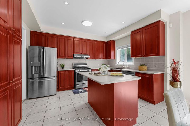 Photo 11 at 6 Canarygrass Drive, Wellington, Brampton