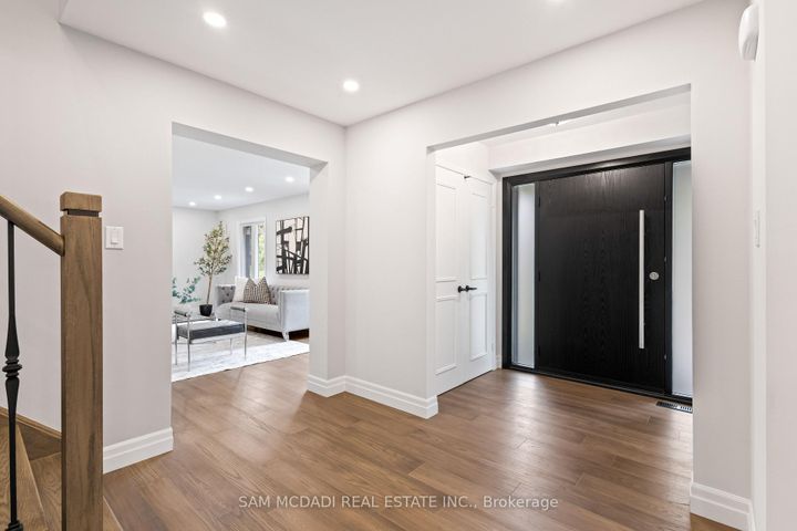 Photo 2 at 2535 Robin Drive, Sheridan, Mississauga