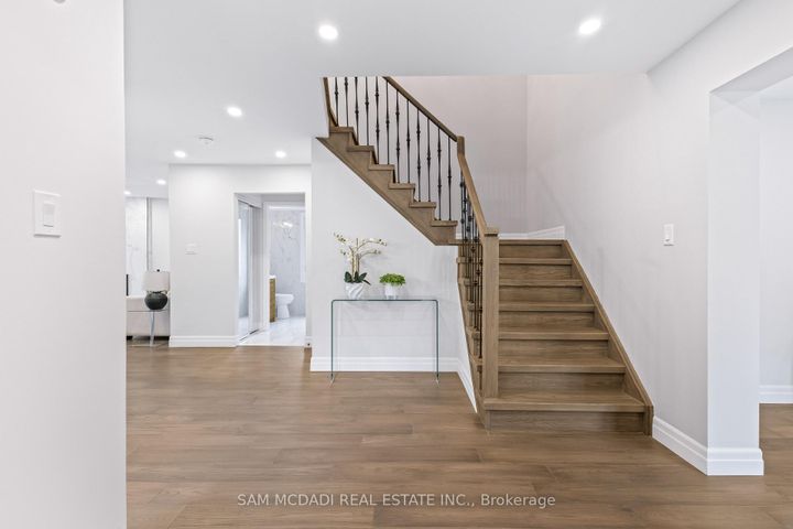 Photo 3 at 2535 Robin Drive, Sheridan, Mississauga