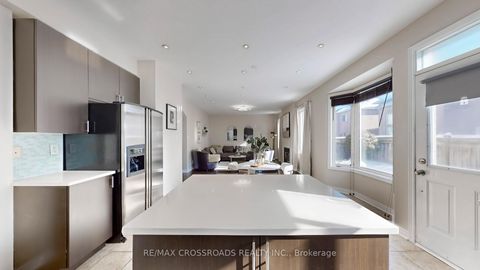 Photo 9 at 122 Destino Crescent, Vellore Village, Vaughan